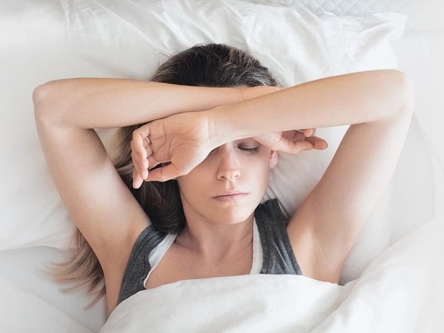 Frau mit Nasennebenhöhlenentzündung im Bett