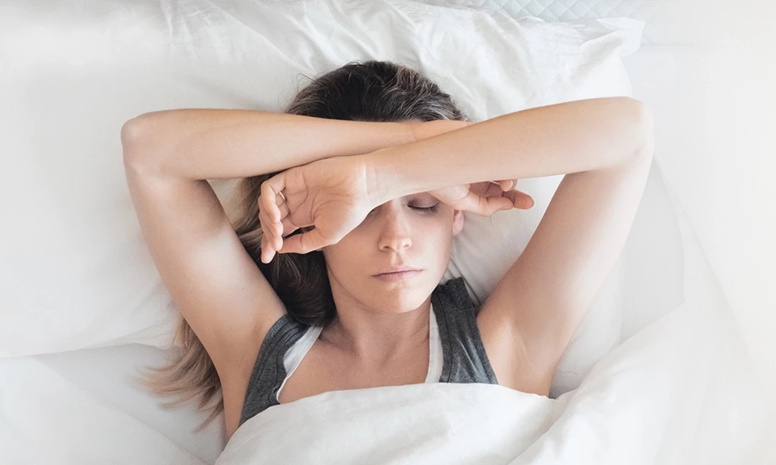 Frau mit Nasennebenhöhlenentzündung im Bett