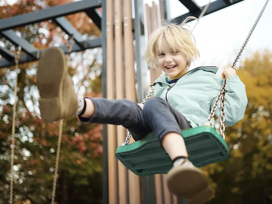 Link zum Artikel "Schnupfen bei Kindern", Ein fröhliches Kind schaukelt